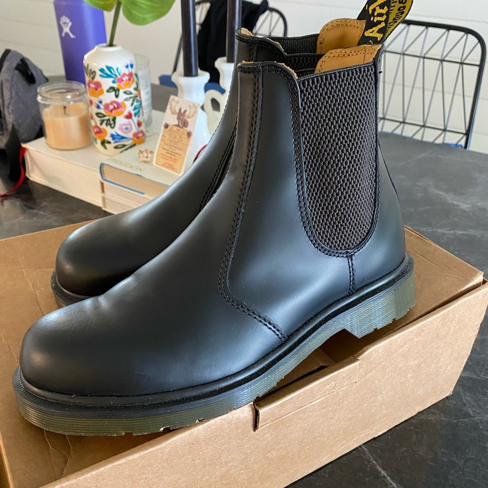 dr marten 2076 chelsea boot